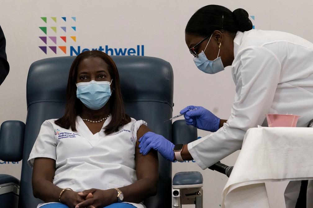 Vacinação contra a Covid começa nos EUA e no Canadá; enfermeira é 1ª a receber injeção em NY